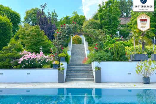 Traumgarten mit Pool, Koi-Teich und Wasserspielen