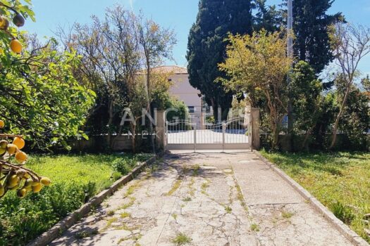 Kroatien, Kaštel Lukšić - Steinhaus, Garten und Gebäude. Land 1696840860 111 3