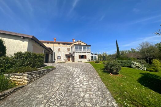 Istrien, Novigrad, Umgebung – Grundstück von 10.000 m2 mit einem geräumigen Haus im istrischen Stil 1712736052 1 1