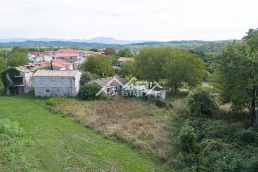 1726404064 gradevinsko zemljiste sa starinom 1