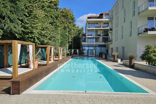 Swimmingpool mit day-beds