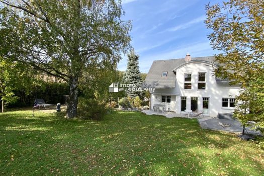 Südseitiger Garten mit großer Terrasse