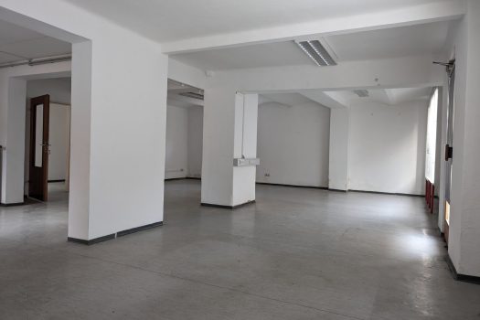 Zentrales, großzügiges Geschäftslokal zur Miete 6XVwmXEacMAwO8x9ZMDLKX