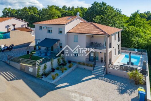 1719832896 kuca sa bazenom u mirnom naselju 1