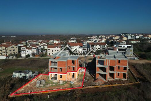 1736353638 stan u prizemlju sa puno okucnice 6