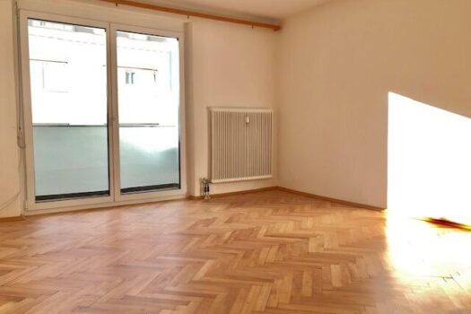 Wohnzimmer mit Zugang zur Loggia