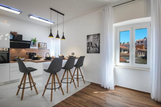 1738858000 551304780