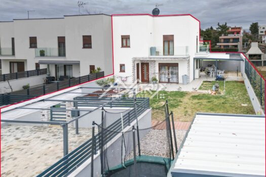 1738761912 porec okolica rubna kuca u nizu s velikom okucnicom kompletno namjestena 3