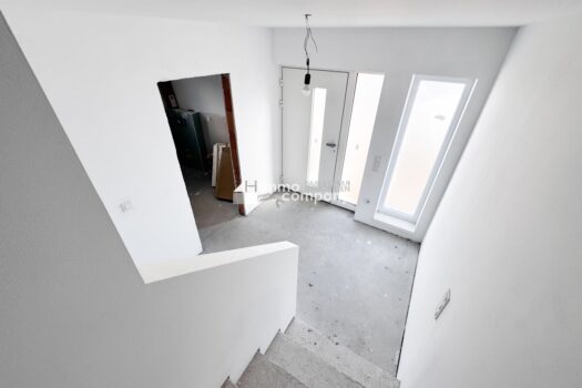 MODERNE DOPPELHAUSHÄLFTE in Sollenau: 4 Zimmer, Garten, 2 Bäder und Fußbodenheizung! Eingangsbereich