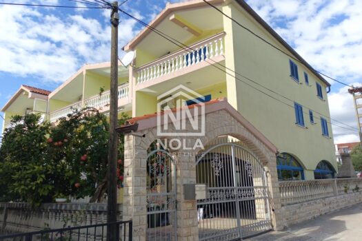 VODICE SCHÖNES HAUS MIT 9 WOHNUNGEN 100 METER VOM MEER ENTFERNT 1739278850 1 vani 3