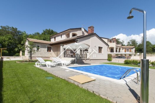 1741779401 porec umgebung schones haus mit pool in einer ruhigen wohngegend 11