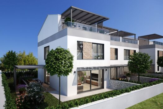 Moderne dreistöckige Haus, nur 1500 m von der Stadt Poreč entfernt - C 1743529683 871422798 264338 0