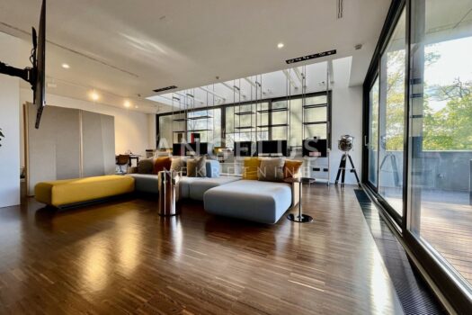 1744118512 img e8960