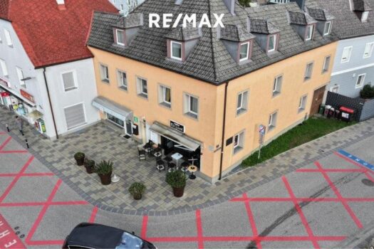 Ertragsobjekt im Zentrum von Attnang-Puchheim Drohnenansicht von Markt