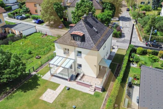 Großzügiges Einfamilienhaus mit großem Garten und Terrassen  Drohnenansicht I