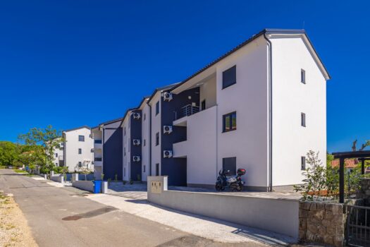 1746530973 otok krk cizici dvosobni stan na 1 katu s velikim open space dnevnim boravk