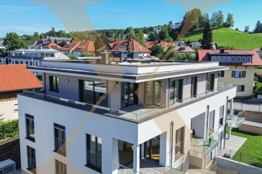 TRAUNSEEBLICK! Exklusive Penthousewohnung am Ostufer in begeehrter Gmundner Lage zu verkaufen! Drohnenansicht