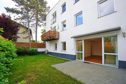 Terrasse und Eigengarten