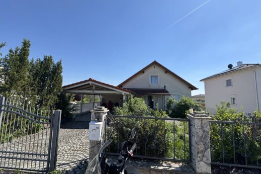 Außergewöhnliches Einfamilienhaus mit zwei Wohneinheiten, Garten und Gästehaus – am Ortsrand im Grünen und dennoch stadtnah 6SzOZ4BpdM0pV7iy0ePXq0