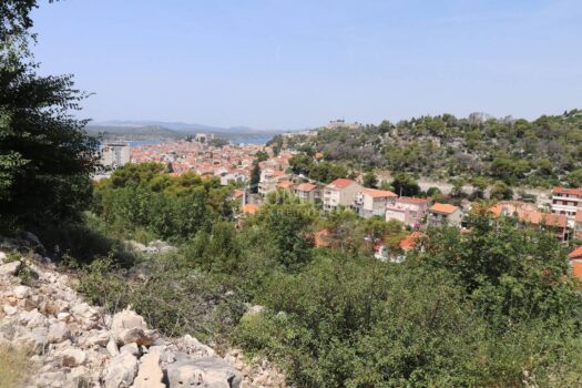 Šibenik, Baugrundstück 1.463 m2, mit Baugenehmigung für den Bau von 2 Gebäuden (8 Wohnungen), Meerblick; 1693398363 img 7135