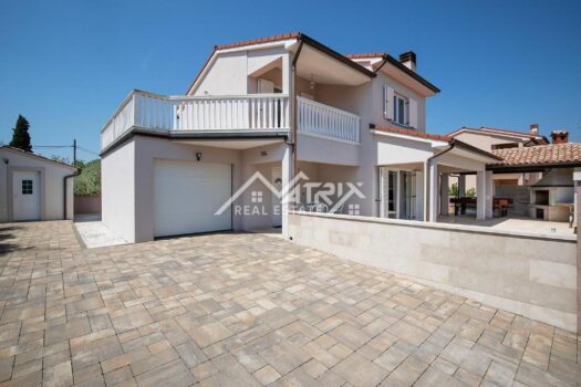 1720023906 kuca sa bazenom blizu mora i grada 38