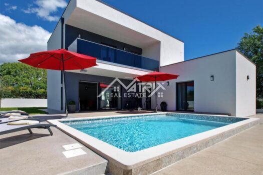 1725016861 namjestena i opremljena vila s bazenom u medulinu 46