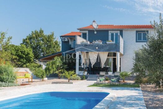 1728312053 cdv008 pool 02