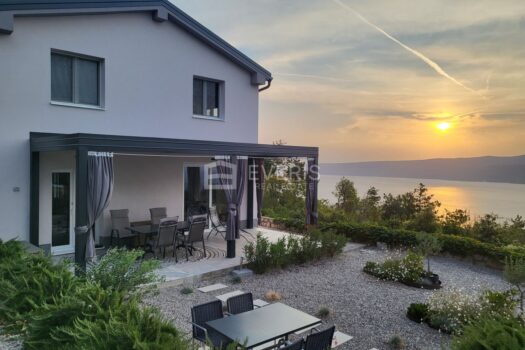 1731658704 20240827 065346