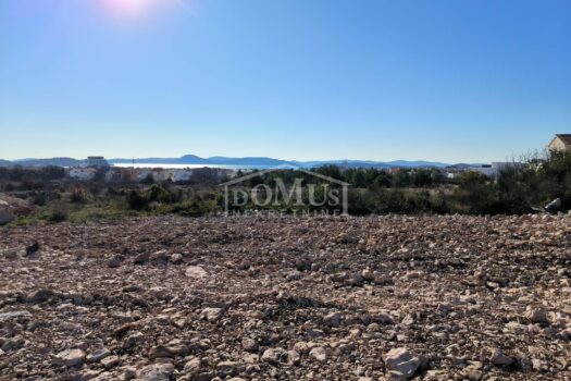 Vodice, Baugrundstück mit einer Fläche von 1.065m2 und Meerblick 1736864361 1736860931145