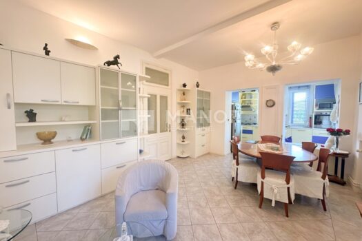 OPATIJA, ZENTRUM – Elegante 3-Zimmer-Wohnung in einer Villa, Meerblick, 2 Parkplätze, 3. Reihe zum Meer 1740132498 img 4899