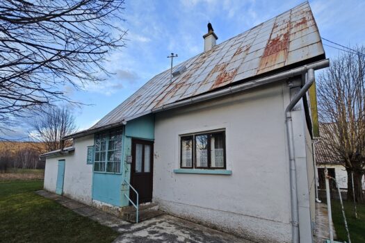 1743714942 lic gorski kotar imanje s tri kuce i velikom okucnicom okruzenom zelenilom