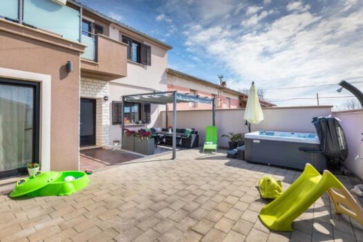 1748957200 489365646