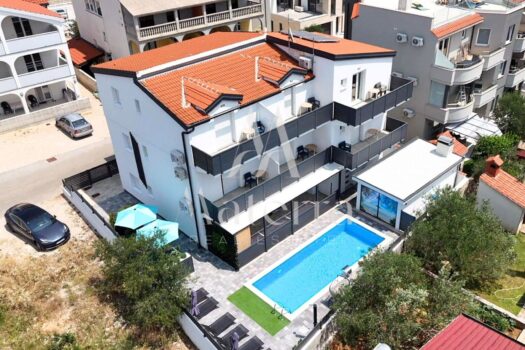 Investition: Gebäude mit 11 Apartments und einem Swimmingpool, gesicherte Parkplätze vorhanden 1749539264 1