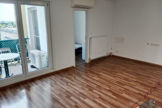 sonniges Wohnzimmer mit Zugang zur Loggia