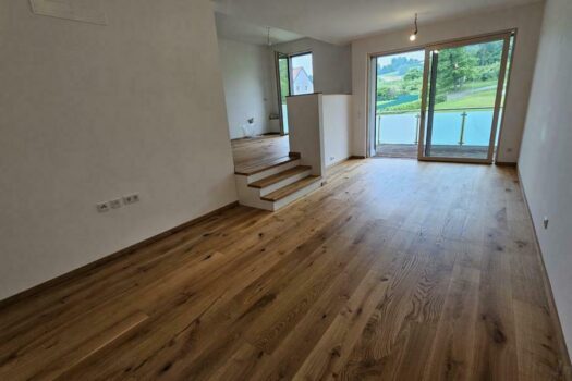 **Penthousecharakter am Fuße des Kalvarienberges** Nahezu Erstbezug** Edler Wohnraum mit Balkon & Parkplatz**Förderung** Blick vom Wohnbereich