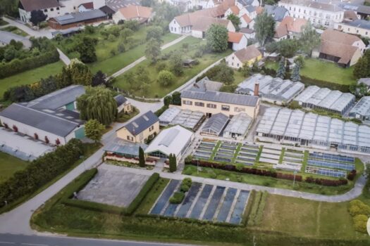 Das etwas größere Anwesen mit Wohngebäuden, Hallen und Garagen 3jAZLnVBMXLgG269oJkZIQ