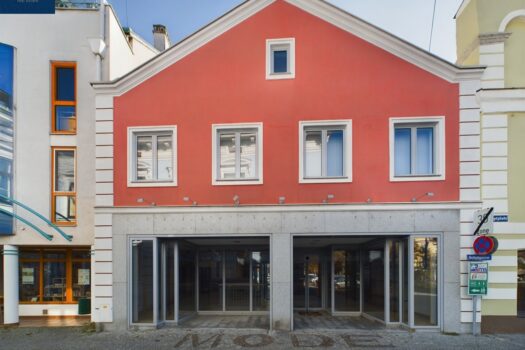 VERKAUF - Geschäftshaus beim Hundertwasserbrunnen am Hauptplatz im Zentrum von ZWETTL Hausansicht - Vorne