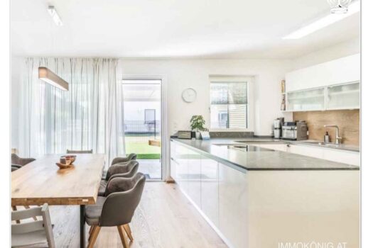 Erstbezug, provisionsfrei: gemütliche EG-Wohnung mit 3 SZ mit Eigengarten: Top 1 herrliches Familienwohnen! (BT II) Wohnkücheneinrichtungs-Beispiel - Symbolfoto