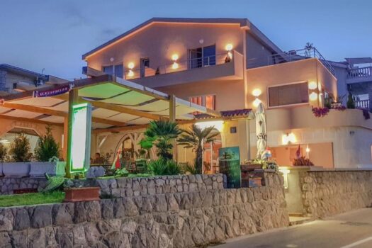 Haus am Meer mit Restaurant auf der Insel Pag