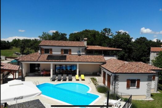 Traditionelles Steinhaus in Zminj