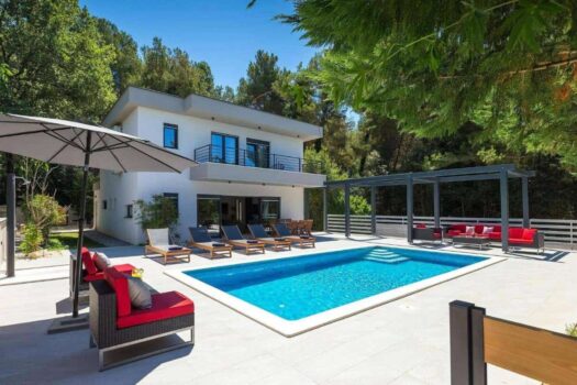 Abgelegene moderne Villa bei Pula