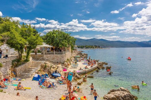 Haus am Meer mit einem Restaurant Novi Vinodolski