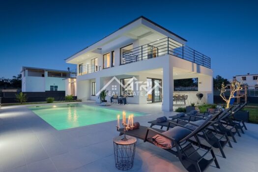 1712140478 vila sa bazenom i pogledom na more fazana 1 1