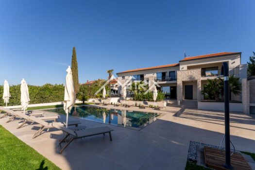 1725567414 moderna vila s bazenom i panoramskim pogledom blizu mora 31