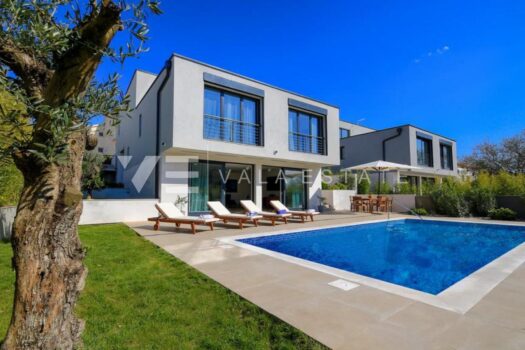 1751789237 moderna samostojeca villa s bazenom i pogledom na more 4