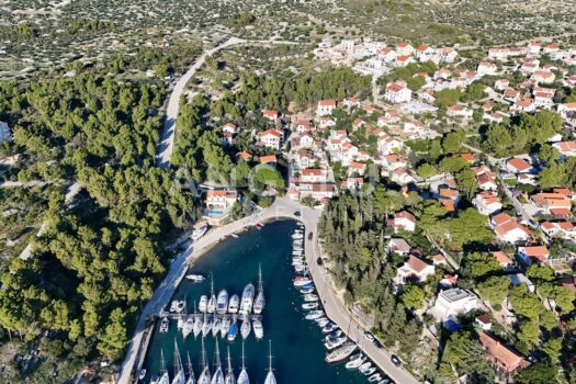 Brac, Milna - Bauland in Meeresnähe, 730 m2, VERKAUF 1752067083 milna drone image 6 1
