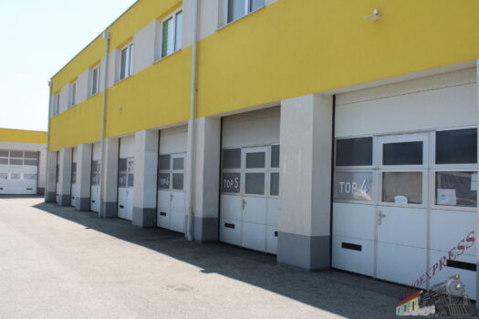 Sehr gut gelegene Garagenbox / Lager für Hebebühne geeignet und mit großem Einfahrtstor 3 m x 3 m Nähe Flughafen und ca. 12 Autominuten von Wien entfernt mit Parkplatz - ideal auch für Startups IMG_2517