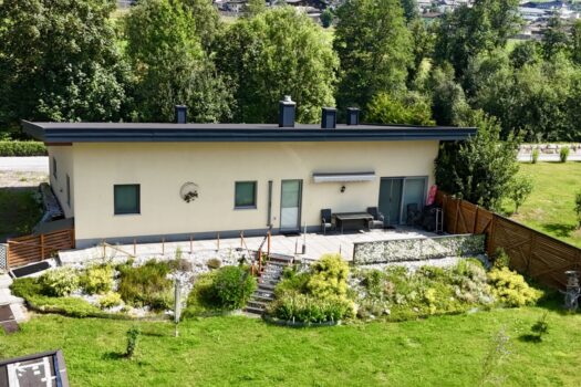 Wohnhaus mit Terrasse und großem Garten in schöner Lage Außenansicht