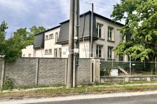 Luxuriöse Villa in Hamuliakovo: 600m², 14 Zimmer, Erstbezug mit Stadt- und Grünblick! Villa vorderseite