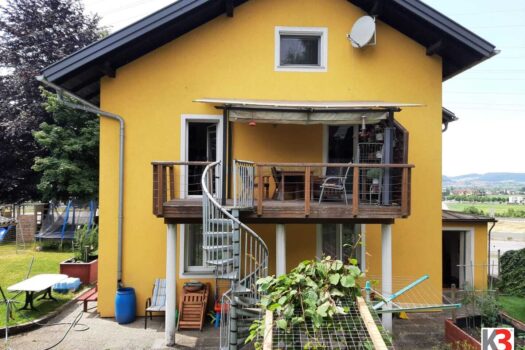 2Q3EiphgUjMJ2izu6SlFRq